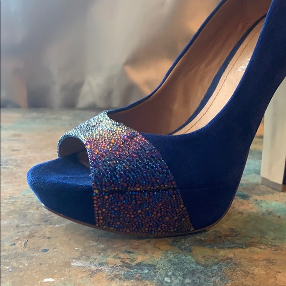 Strassed Heels - Picture 5 of 11